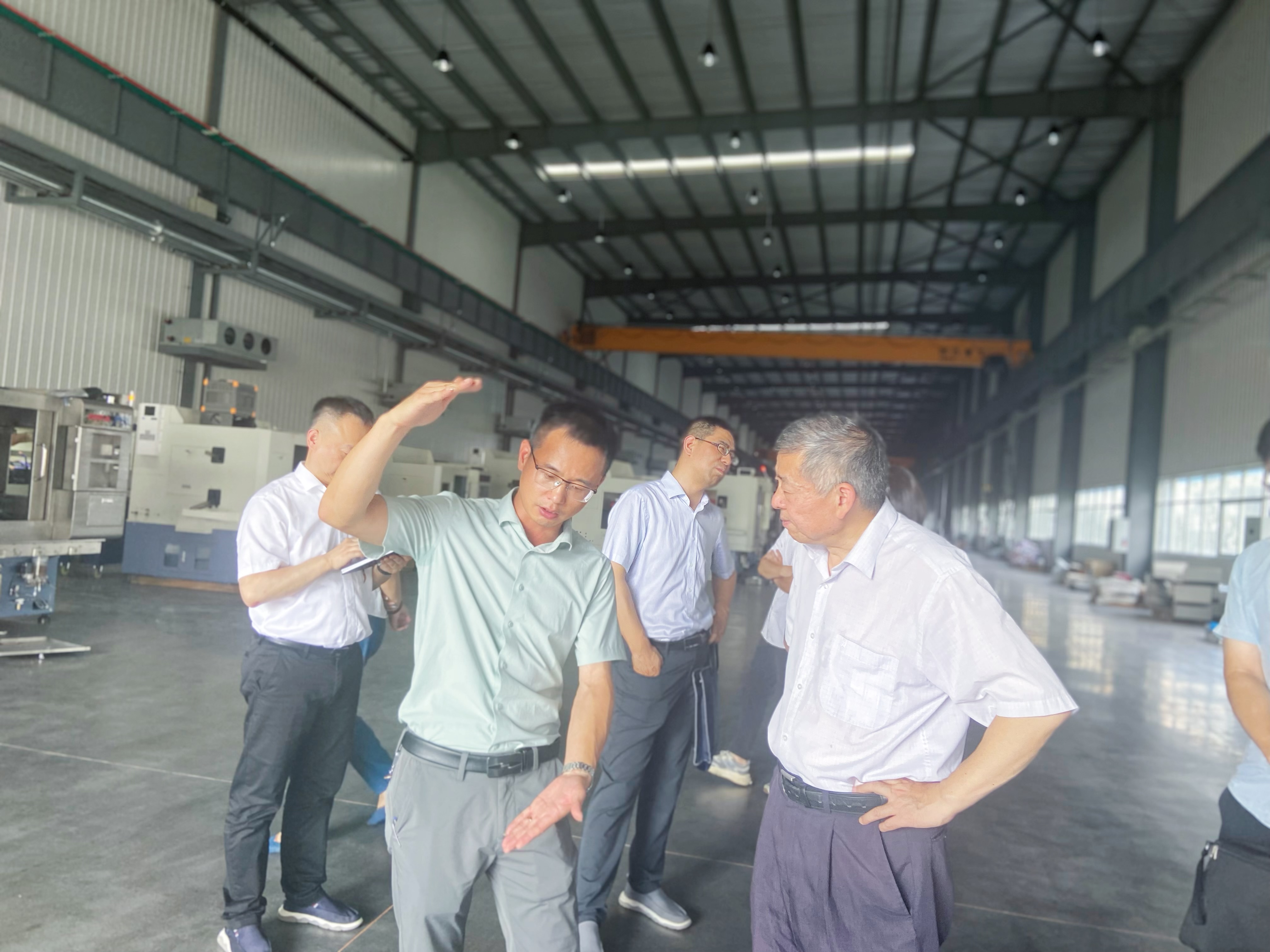 图为轴承装备副总经理杨新春先生（左）向工信部一级巡视员苗长兴先生（右）介绍公司设备.JPG