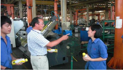 日发精机领导“夏日送清凉”到车间