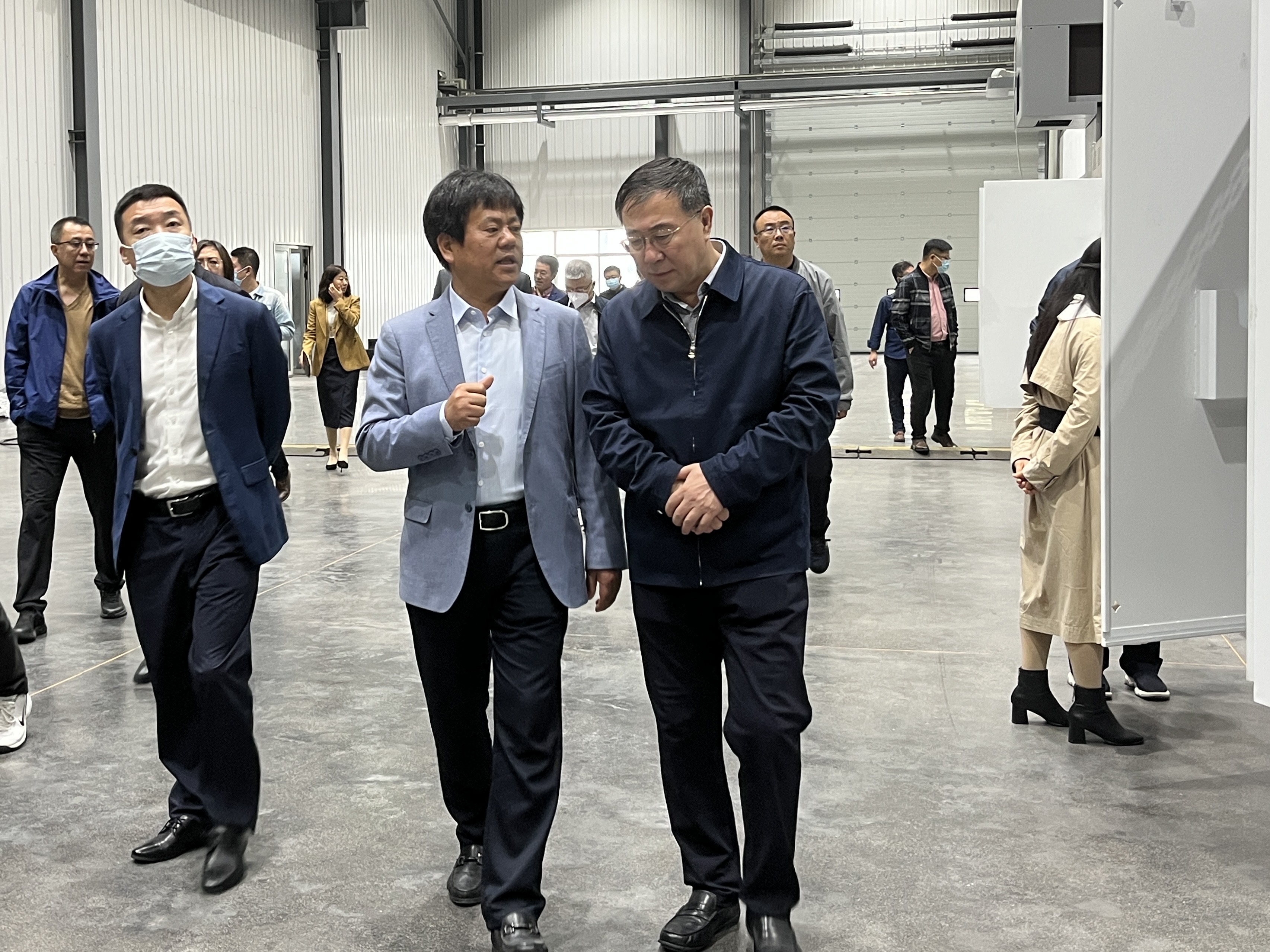 图为日发机床董事长梁海青（左）与吉林省发改委一级巡视员张志勇交流.JPG
